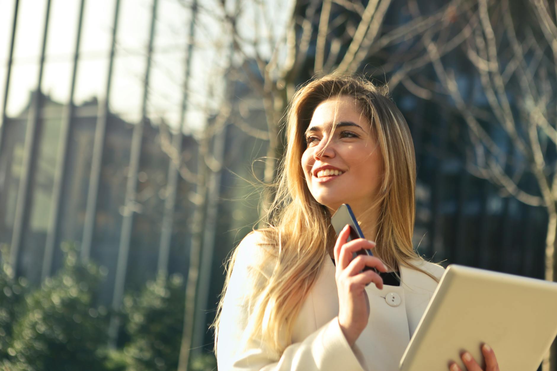 ragazza con telefono e taccuino